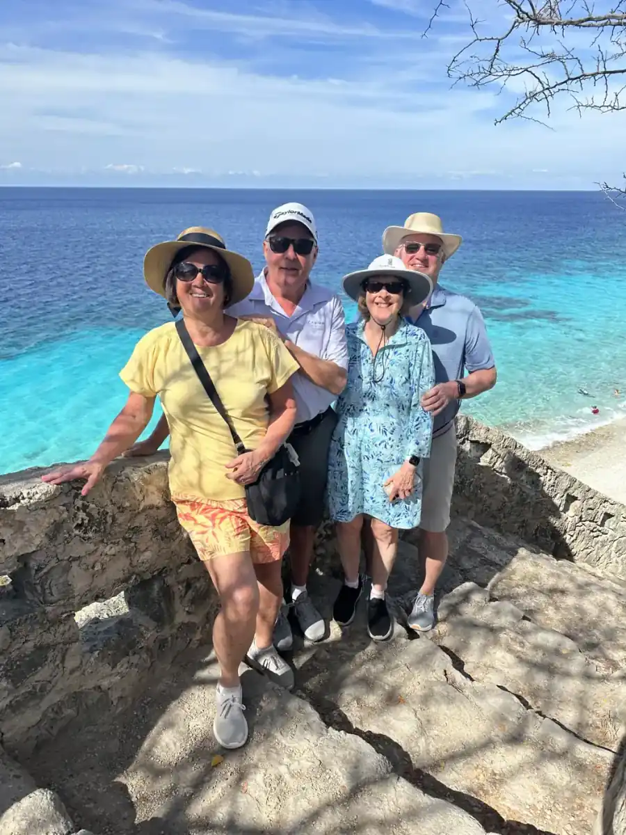 Privé tour met gasten aan de ruige kust van Bonaire